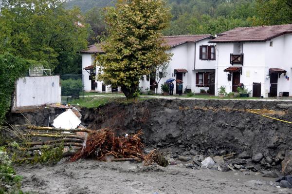 Şiddetli sağnak Sapanca'yı vurdu (3)