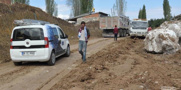 Yağmur yağınca ilçe yolunda araçlar çamura saplandı