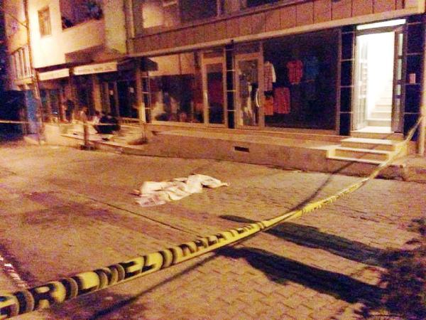 Cam temizliği yaparken 4'üncü kattan düşen kadın öldü
