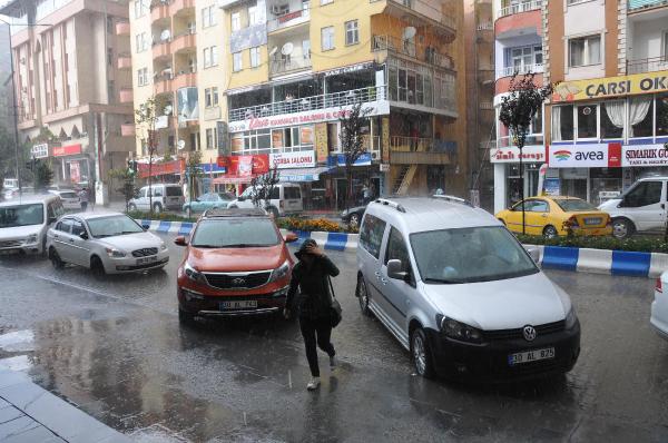 Hakkari'de sağanak yağmur vatandaşlar zor anlar yaşattı