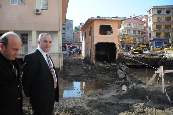 Rize' de törenle üstü açılan dere yatağı pis koku nedeniyle yine kapatıldı
