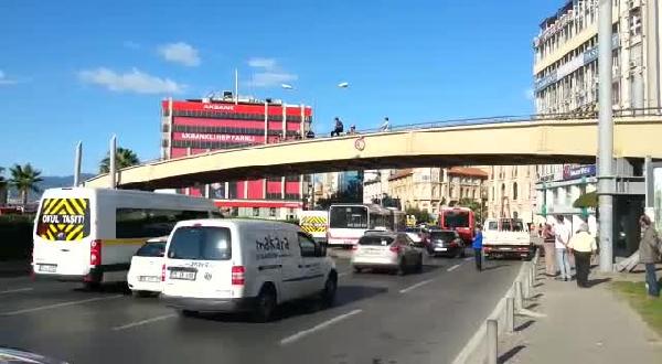 İntihar girişiminde bulunan adamı, itfaiyeci tutup çekti