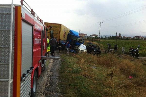 Otomobil, TIR'la çarpıştı; aynı aileden 4 kişi öldü