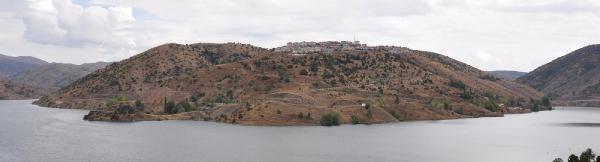 Baraj içindeki minareye bakıp geçmişi anıyorlar