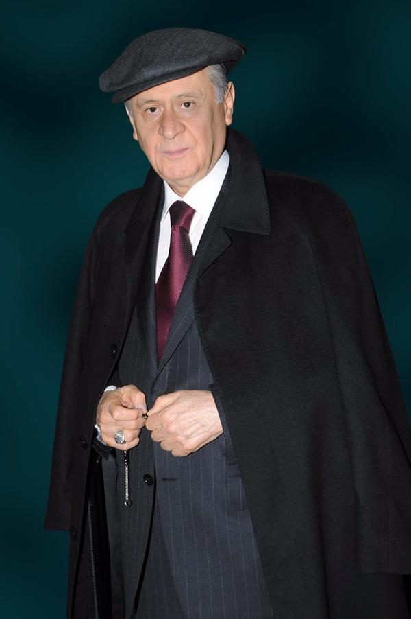 Bahçeli'den kasketli, tespihli poz
