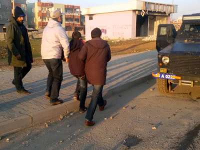Siirt'te yol kapatan gruptan 15 kişi gözaltına alındı