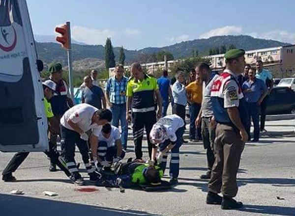 Kaza sonrası trafiği düzenleyen polise otomobil çarptı