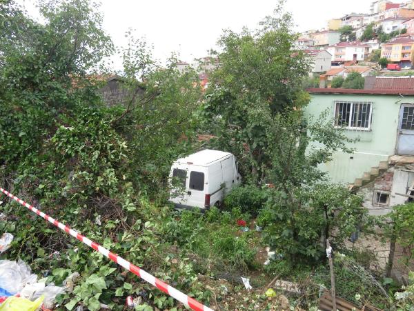 Minibüs bahçeye uçtu: 1 yaralı