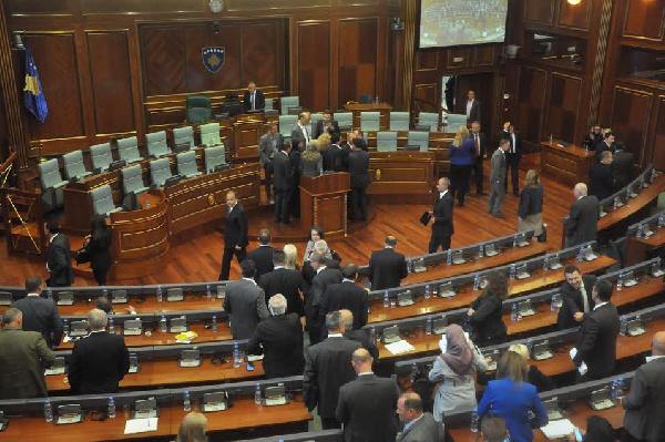 Kosova’da muhalefet partileri meclis kürsüsünü işgal etti
