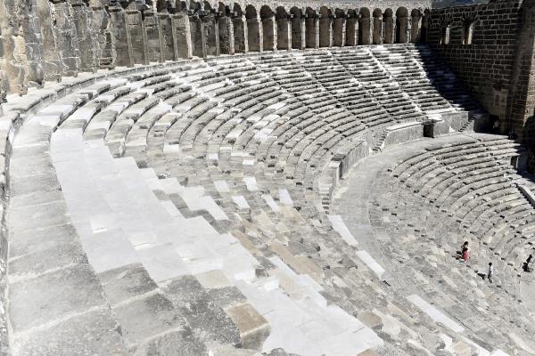 Aspendos'ta denetçi arkeolog şikayetçi olmuş