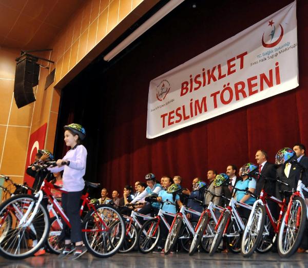 Sivas'ta, obeziteye karşı öğrenciler için bisiklet dağıtıldı