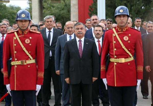 Yeni yasama yılı nedeniyle TBMM Atatürk Anıtı'na çelenk konuldu
