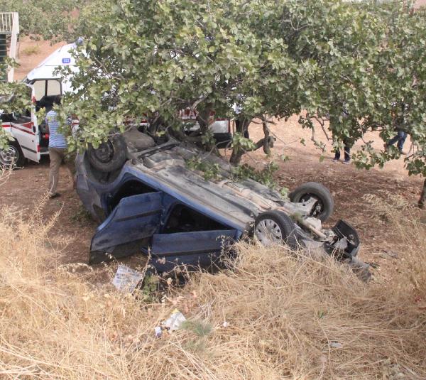 Şanlıurfa’da otomobil şarampole devrildi: 2 yaralı