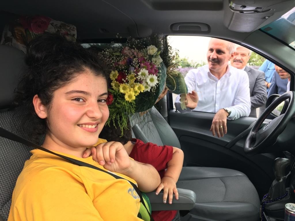 Vali, gurbetçileri çiçeklerle karşıladı