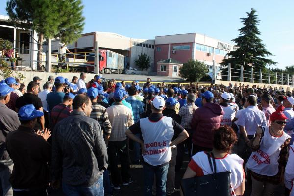 Aliağa'da boya fabrikası işçilerinin eylemi sürüyor