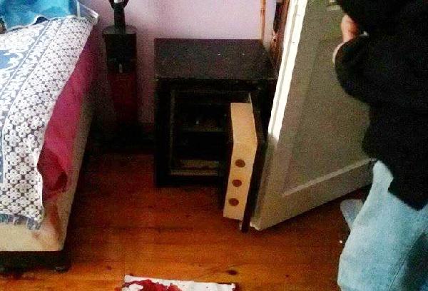 Komşusu, yaşlı kadını ütü ile bayıltıp soydu
