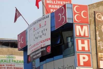 Düzce'de MHP binasına ilginç pankart