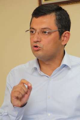 CHP'li Özel: Cezaevlerinde mahkumlar nöbetleşe uyuyup, nefes alıyor