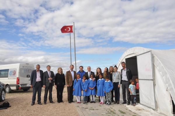 'Göç Okulu'nda önlük ve ayakkabı sevinci