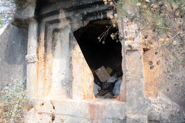 2 bin 400 yıllık kaya mezarlar depo oldu