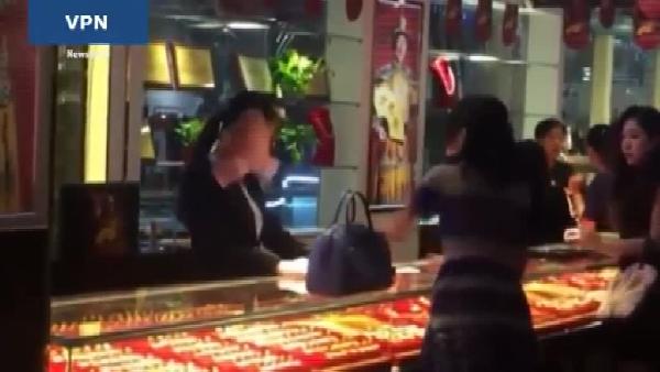 “Yoksul muamelesi yapan” tezgahtarın yüzüne paraları fırlattı
