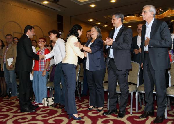 HDP Eş Başkanları, seçim bildirgelerini açıkladı
