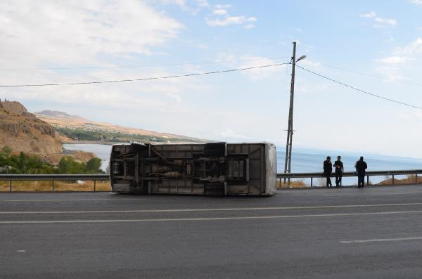 Bitlis'te otobüs devrildi: 10 polis yaralı