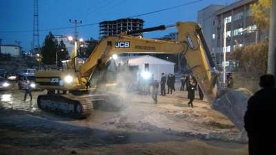 Diyarbakır'da Belediye, DEDAŞ'ın girişini kanal kazıp kapattı (3)