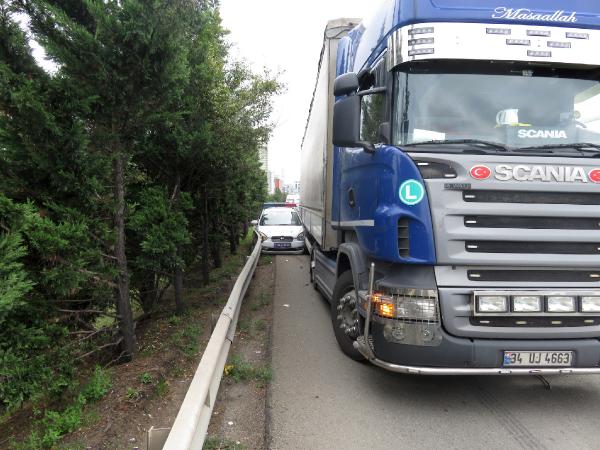 Polis aracı TIR'la bariyer arasında sıkıştı