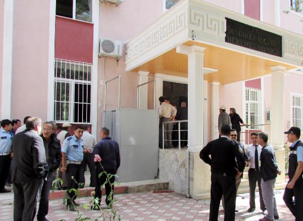 Engelli asansörü altında kalan çocuk ağır yaralandı