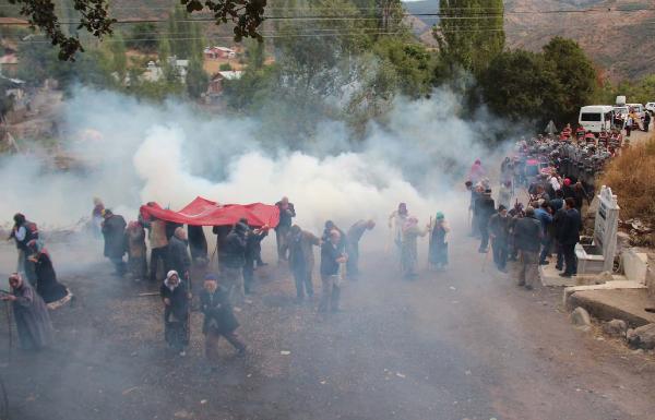 Suyu vermek istemeyen köylülere TOMA ve gazlı müdahale