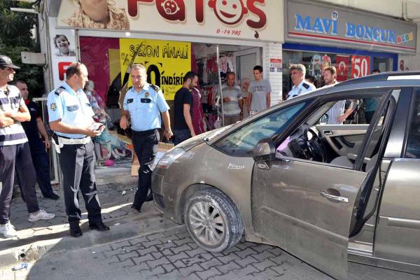 Vitesi karıştırdı, otomobiliyle işyerine daldı