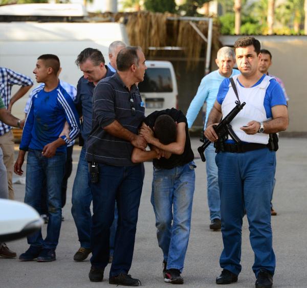 Emniyet Müdürlüğü'nün ek hizmet binasının önünde çatıştılar: 2 yaralı