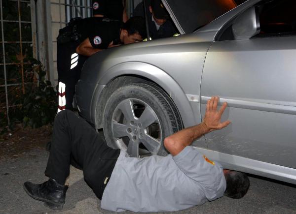 Otomobilde sıkışan kediyi itfaiye kurtardı