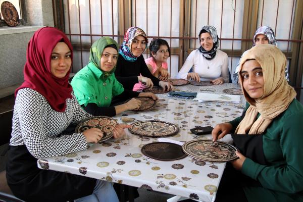 Unutulmaya yüz tutan el sanatlarına kadınlar ilgi gösterdi