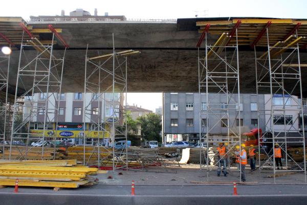 İskele işçilerin üzerine düştü: 2 yaralı