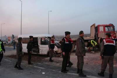 Minibüs kavşakta kamyona çarptı: 6 yaralı