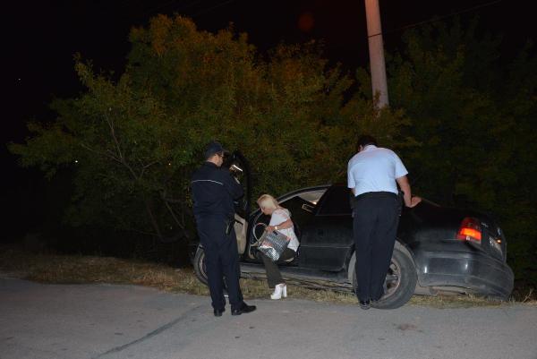 Otomobiliyle şarampolde mahsur kalan sürücüyü polis ekipleri kurtardı