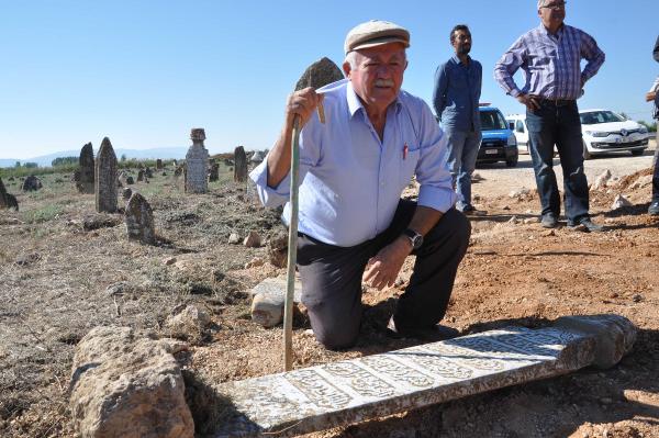 Tarihi mezarlıktan yol geçti
