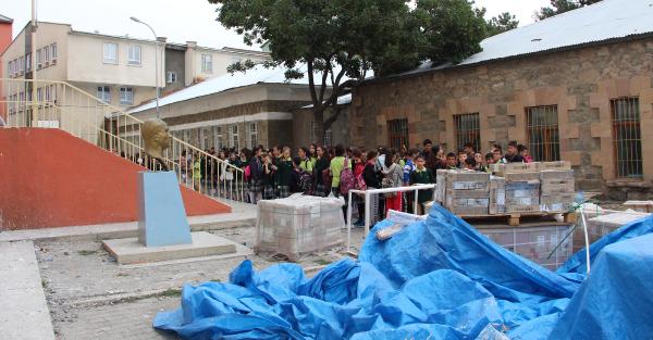 Okul açıldı öğrencilerin tuvalet sorunu çözülemedi