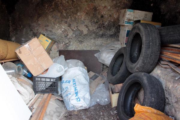 Depo olarak kullanılan antik kaya mezarları boşaltıldı