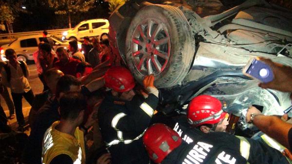 Devrilen otomobilde sıkışan sürücüyü itfaiye erleri kurtardı