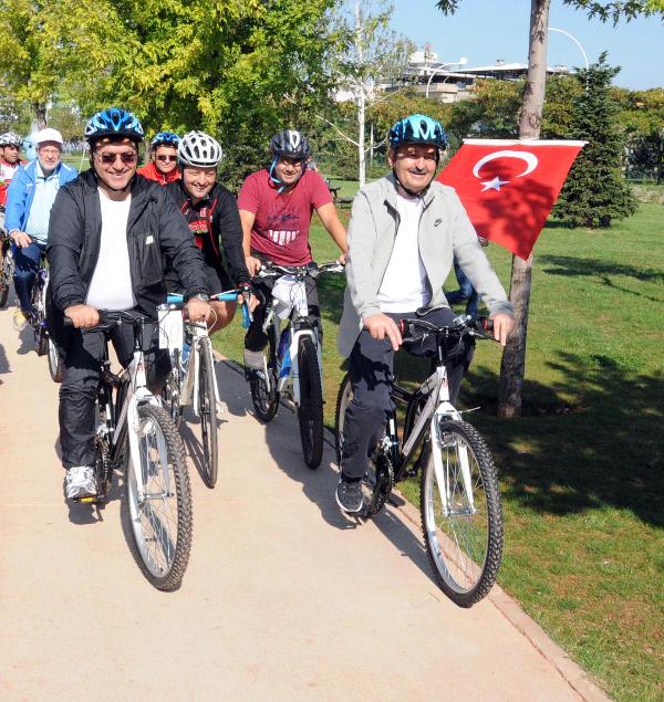 Bakan Müezzinoğlu Bursalılar'la birlikte sağlıklı yaşam için bisiklet kullandı