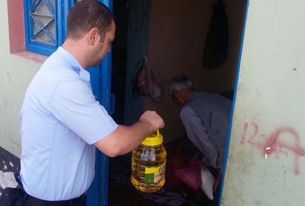 Zabıta yerde bulduğu parayı sahibine ulaşamayınca yoksul aileye verdi