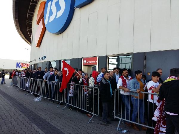 Avrupalı Türkler, Başbakan için ISS Dome'ye akın etti
