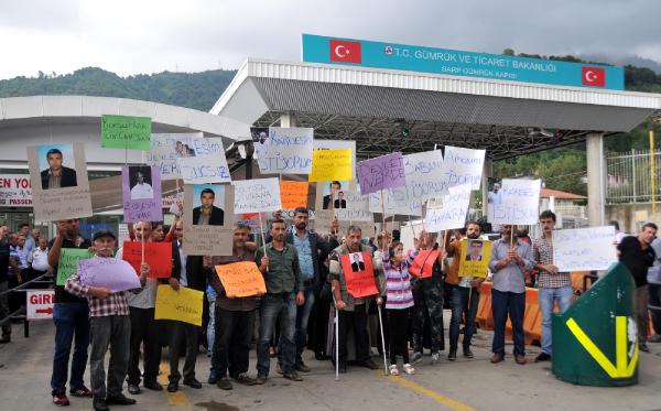 Gürcistan'da tutuklu bulunanların yakınlarından Sarp Sınır Kapısı'nda protesto