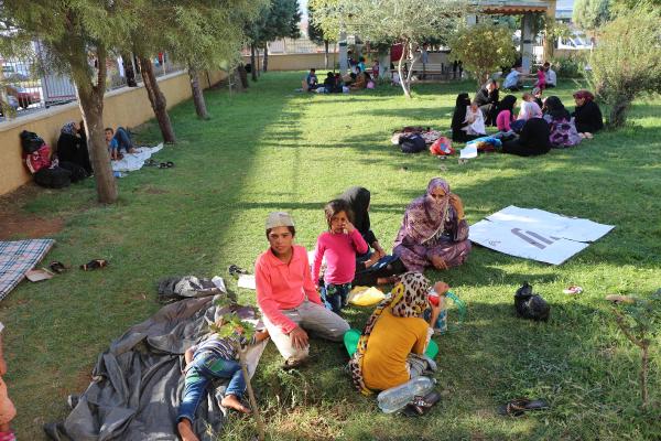 150 Suriyelinin cami bahçesinde yaşam mücadelesi