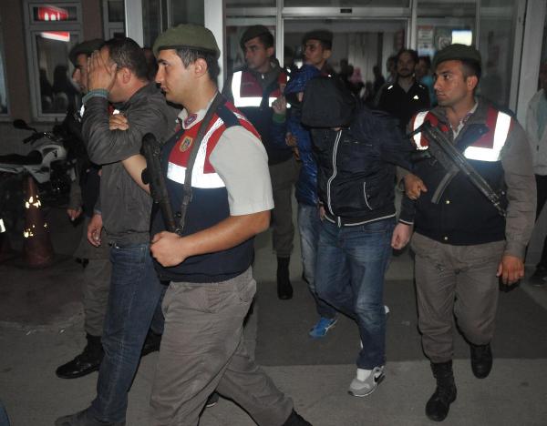 Uyuşturucudan gözaltına alınan 9 kişi adliyeye sevk edildi (2)