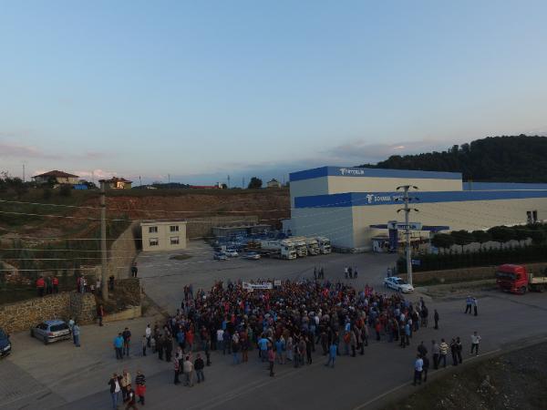 İşten çıkarıldıkları ileri sürülen işçilere Erdemir işçisinden destek