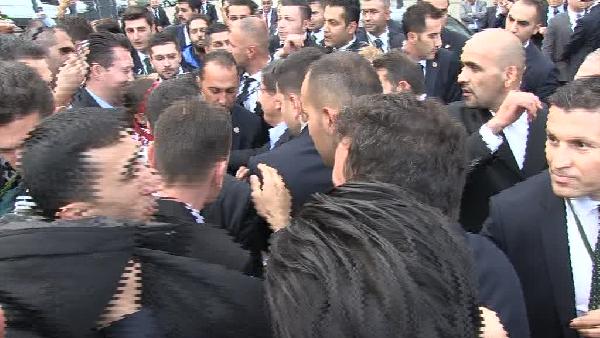 Başbakan Davutoglu, Almanya'da salon çıkışında kalabalığın arasında kaldı
